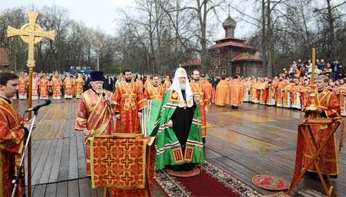 Святейший Патриарх Московский и всея Руси Кирилл возглавляет служение Божественной литургии на Бутовском полигоне