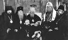 Слева от Патриарха Тихона - митрополит Макарий, справа — епископ Николай Добронравов, внизу - архиепископ Бийский и Алтайский Иннокентий (Соколов)