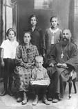 Священник Феодор Дорофеев, его супруга Александра Михайловна, их дочери (стоят, слева направо): Капитолина, Зинаида, Валентина, впереди - сын Николай, 1927 год