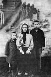 Дорофеева Александра Михайловна (супруга Феодора Дорофеева) с сыновьями Владимиром и Николаем, 1933 год