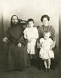 Священник Махаев Василий Иванович с супругой Клавдией Ивановной и дочерьми Юлией и Надеждой