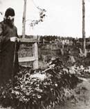 Епископ Василий Преображенский (?) на кладбище, 1922 г.