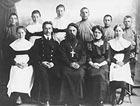 Протоиерей Сергий Флоринский с преподавателями и воспитанниками церковно-приходской школы