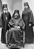 Архимандрит Симеон, стоят иеромонах Николай Попков и  иеродиакон Анания Алексеев